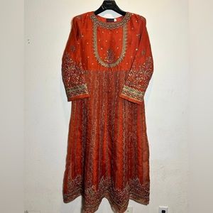 Handwork and embroidery with intricate details.
Shirt/Net duppatta